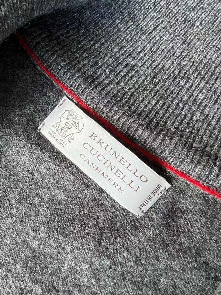 Cardigan with a zipper