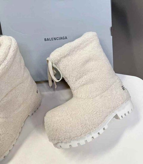 Balenciaga Alaska Low Boot in milk wool 052 фото