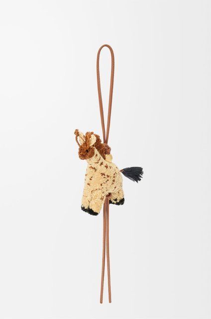 Loewe Giraffe charm in raffia and calfskin 5888 фото