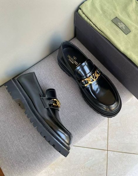 Valentino Garavani VLogo leather loafers  1730 фото